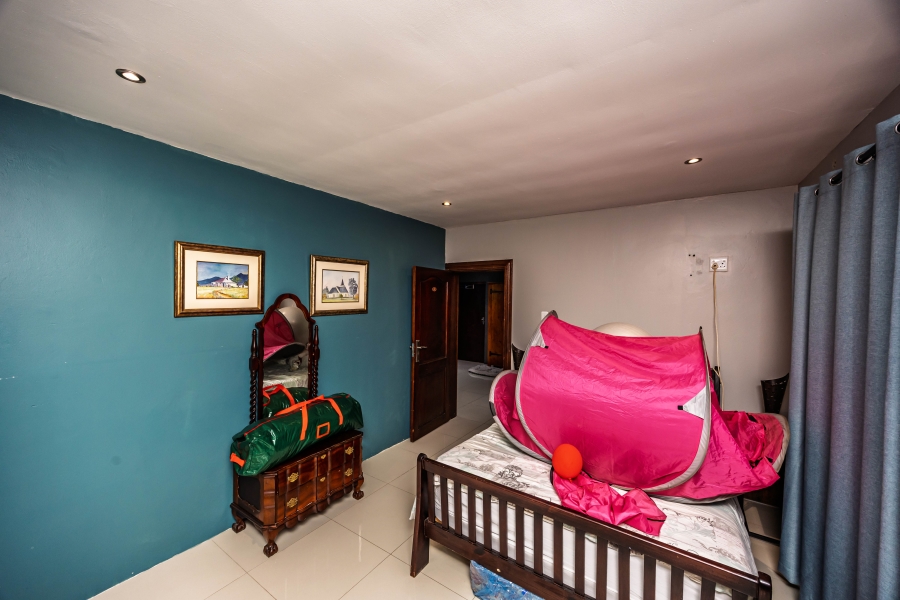 To Let 5 Bedroom Property for Rent in Cove Rock Eastern Cape